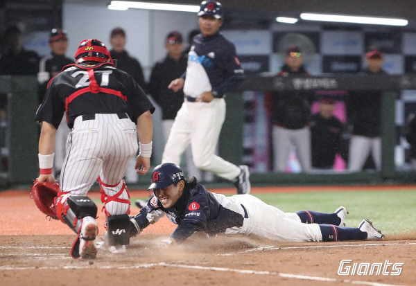 프로야구 롯데 자이언츠의 황성빈이 지난달 11일 LG전에서 3회말 2사 3루 찬스에서 3루타를 친 뒤 상대 수비진의 포구 실책이 나오자 홈으로 쇄도하고 있다. 롯데 자이언츠 제공