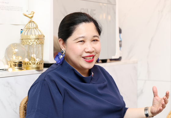 Philippine Ambassador to Korea Maria Theresa Dizon-De Vega speaks with the other Seoul Sisters, the Korea JoongAng Daily and JoongAng Ilbo at a cafe in Seoul recently. [WOO SANG-JO]