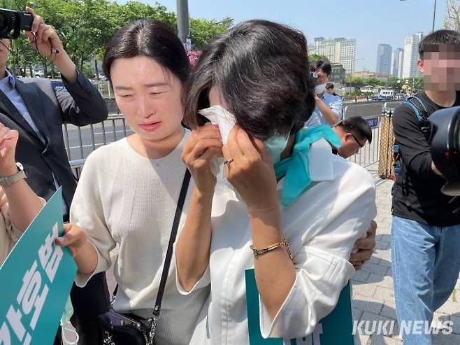 윤석열 대통령이 국무회의에서 간호법 제정안에 대해 재의요구권(거부권)을 행사한 16일 오전 서울 용산구 대통령 집무실 앞에서 대한간호협회 등 간호법 제정 추진 범국민운동본부 관계자들이 기자회견을 마친 뒤 눈물을 보이고 있다.   사진=김은빈 기자