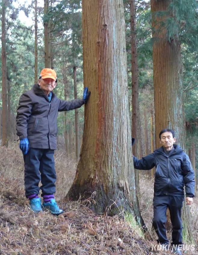 산림 분야 최고의 명예를 부여하는 숲의 명예전당에 전남 장성 출신 고(故) 진재량 모범독림가가 헌정됐다. 왼쪽이 고 진재량 독림가, 오른쪽은 아들 진준호 씨. 사진=전남도