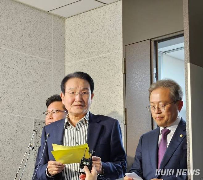 국회 윤리특위 위원장을 맡은 변재일 더불어민주당 의원이 16일 회의를 마친 뒤 기자들에게 결과를 발표하고 있다.   사진=윤상호 기자