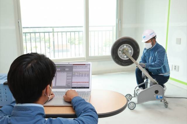 삼성물산 층간소음 전문 연구시설 '래미안 고요안(安)랩'에서 시험을 진행 중인 모습. 삼성물산 제공