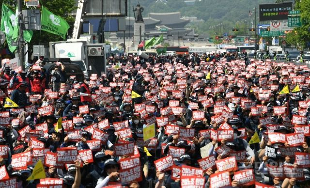 전국민주노동조합총연맹 건설노동조합 조합원들이 16일 서울시 중구 세종대로 인근에서 1박 2일 총파업 상경집회를 하고 있다.