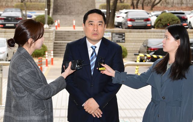 조국 전 법무부 장관의 딸 조민씨의 명예를 훼손한 혐의로 재판에 넘겨진 강용석 변호사가 지난 3월 28일 서초구 서울중앙지방법원에서 열린 공판에 출석하기 앞서 취재진 질문에 답하고 있다. 공동취재사진