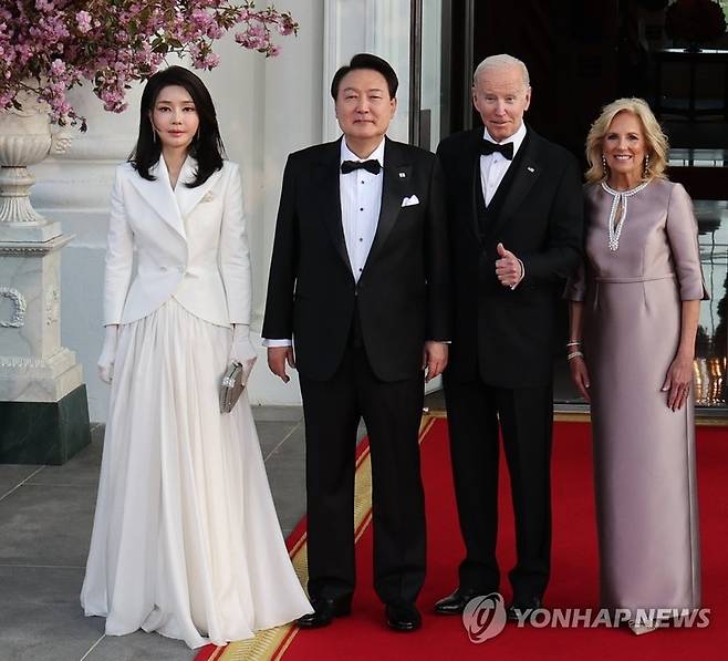 미국을 국빈 방문한 윤석열 대통령과 김건희 여사가 2023년 4월 26일(현지시간) 워싱턴DC 백악관에서 열린 국빈만찬에 도착, 조 바이든 미국 대통령과 질 바이든 여사와 기념 촬영을 하고 있다. / 사진=연합뉴스