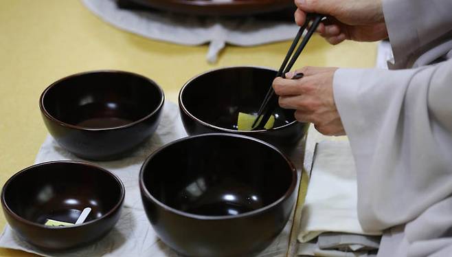 스님들이 발우공양을 마치고 발우를 닦고있다.송광사는 전통을 가장 잘 유지하고 있는 총림이며, 고지식하고 보수적이라 할만큼 원칙을 잘 지켜오고 있는 한국불교의 보물이다. [이충우기자]