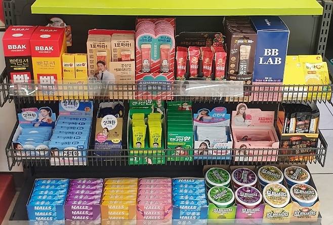 편의점 CU 매장의 계산대 바로 밑에 자리한 매대에 홍삼 스틱 등 소포장된 건강보조식품이 진열돼 있다. <사진 제공=BGF리테일>