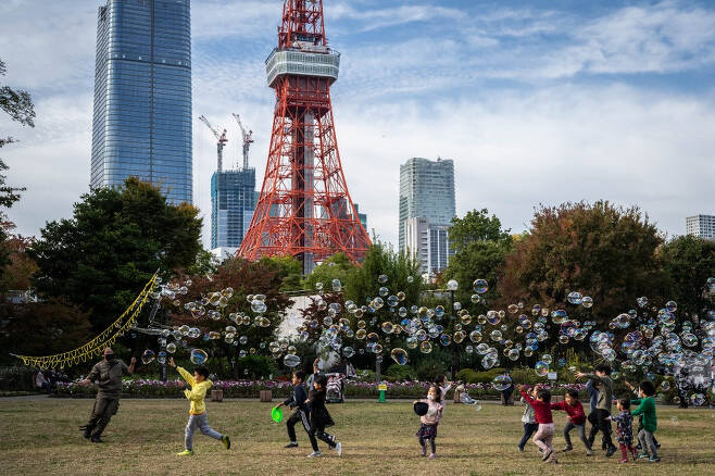 일본 도쿄타워 인근 공원에서 어린이들이 비눗방울 놀이를 하고 있다./AFPBBNews=뉴스1