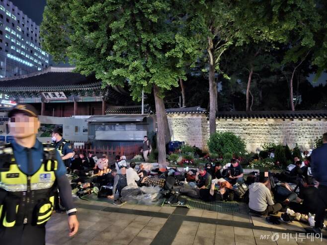 16일 오후 21시 40분쯤 서울 중구 덕수궁 대한문 인근에서 민주노총 조합원들이 노숙을 준비하고 있다. /사진=정세진 기자