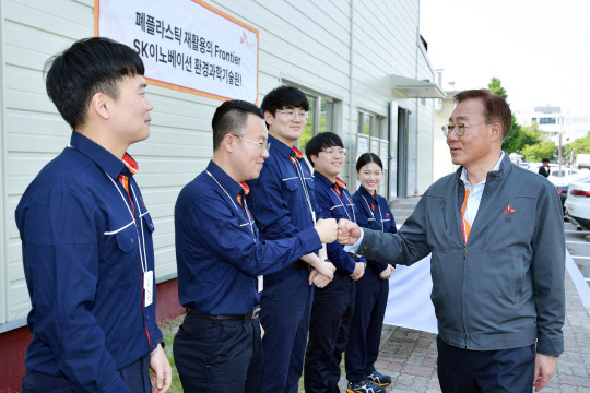 김준(오른쪽) SK이노베이션 부회장이 15일 대전 환경과학기술원을 방문해 구성원들과 인사를 나누고 있다. SK이노베이션 제공