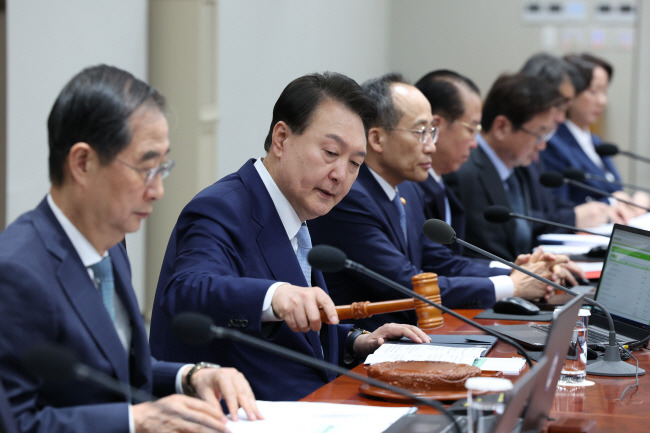 “국회 재의해달라” 윤석열 대통령이 16일 오전 간호법 제정안 거부권 행사, 탈원전 부작용 및 전기·가스 요금 인상, 노동·연금·교육 3대 개혁 방향 등을 논의하기 위해 서울 용산 대통령실 청사에서 열린 국무회의에 참석해 개회를 알리는 의사봉을 두드리고 있다.  연합뉴스