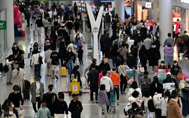 인천국제공항에서 출국을 기다리는 사람들 모습. [인천국제공항=임세준 기자]