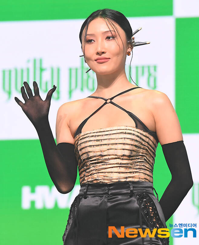 MAMAMOO Hwasas performance on stage is loud with Jeong Seon controversies.On May 12, at the Sungkyunkwan University festival, Hwasa decorated the stage with a MAMAMOO hit song, Jujima with LoCo, and in the process, Hwasa took a motion to scan a specific body part after placing his hand on the tongue side.After the video was released, there was a heated debate online.The main argument is that Hwasas performance has crossed the line. Although it is a university festival, it is not suitable for open space where visitors can watch without age restrictions, and there is a reaction that it is indecency beyond sexy.In particular, the stage was part of the TVN Dance Singer Wanderer filming.Hwasa has been loved as a charm of Girl Crush, which radiates its charm without any hesitation.At the same time, he was sometimes overwhelmed by Jeong Seon controversies with excessive dress and performance.In the past, Hwasa said in MBC Radio Star, I usually do not think Im overdoing it.I do not want to be ambiguous, said Xiao Xin.How to wear and how to digest the stage is the best. Xiao Xin of Hwasa is one of the wonderful aspects of an artist who wants to make a good stage, but it is also true that there must be a clear line.The performance that Hwasa showed on this day is different from the dignified sexy. It is not synonymous with the fact that the cool woman must show a sensational appearance on stage.In fact, Hwasa showed a hot and wonderful stage on the festival stage, and the audience was enthusiastic about the charm of Hwasa, including its charming tone, solid live, and stage manners that bend the scene.I was able to make the scene warm enough without excessive performance, but because of the performance that went one step further, the response to the stage was finished with the point that it was indecency.Its a mistake you cant even blame anyone else for.