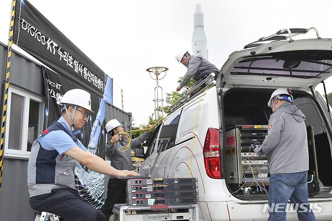 [서울=뉴시스]KT가 24일 3차 발사를 앞두고 있는 누리호의 성공을 위해 전남 고흥 나로우주센터에 통신·방송 인프라를 안정적으로 구축하고 주요 전송시설에 대한 보안을 강화했다고 16일 밝혔다. 사진은 KT 직원들이 누리호 발사 순간을 전 세계로 원활하게 중계하기 위한 누리호 발사 통신지원센터를 나로우주센터 광장에 구축하고 방송회선을 점검하고 있는 모습. (사진=KT 제공)