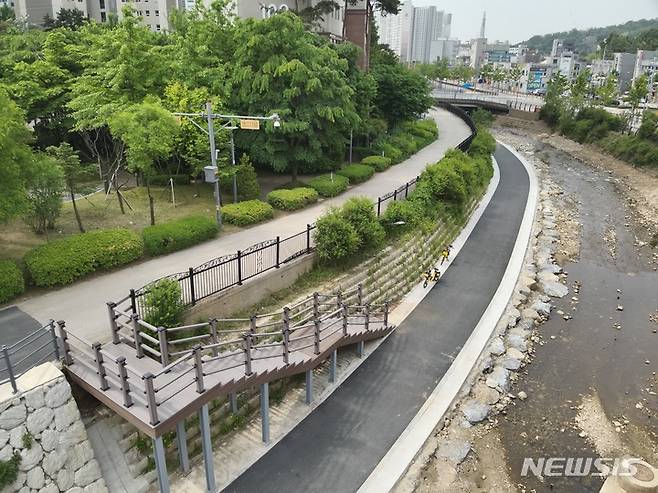 [용인=뉴시스] 용인시가 기흥구 마북천 산책로의 단절구간을 연결했다