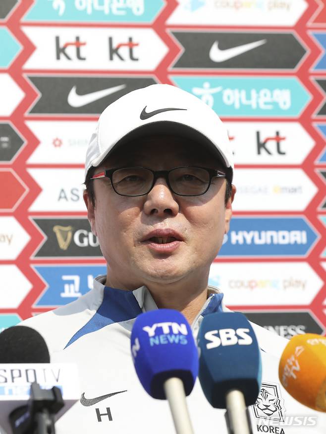 [파주=뉴시스] 김근수 기자 = U-24 항저우 아시안게임 축구대표팀 황선홍 감독이 15일 경기 파주시 축구 국가대표팀 트레이닝센터(NFC)에서 취재진 질문에 답하고 있다. 2023.05.15. ks@newsis.com