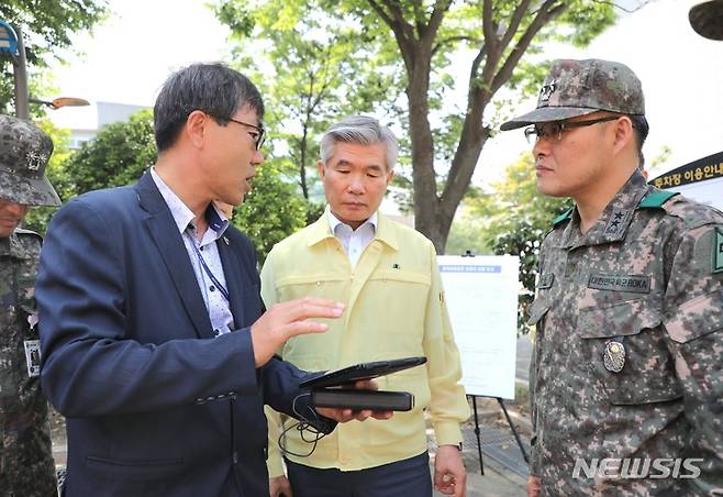 [서울=뉴시스] 이기식 병무청장(가운데)이 16일 부산시 금정구 만남의 광장에 위치한 동원예비군 중간집결지를 방문해 군·경과 합동으로 재난안전통신망 체계를 점검하고 있다. (사진=병무청 제공) 2023.05.16