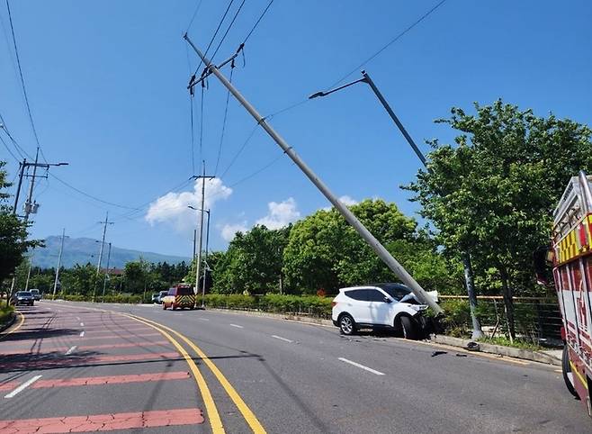 [제주=뉴시스] 오영재 기자 = 16일 오후 제주 서귀포시 동홍동에서 차량이 전신주를 들이받는 사고가 발생해 소방당국이 조치에 나서고 있다. (사진=독자 제공) 2023.05.16. photo@newsis.com *재판매 및 DB 금지