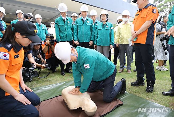 [서울=뉴시스] 김명원 기자 = 한덕수 국무총리가 16일 서울 종로구 정부서울청사에서 열린 민방공 대피 훈련에서 심폐소생술을 체험하고 있다. 2023.05.16. kmx1105@newsis.com