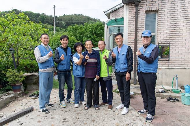 포스코 광양제철소가 지역 어르신들의 안전한 생활환경을 위해 '안전바' 설치에 나섰다. 광양제철소 제공