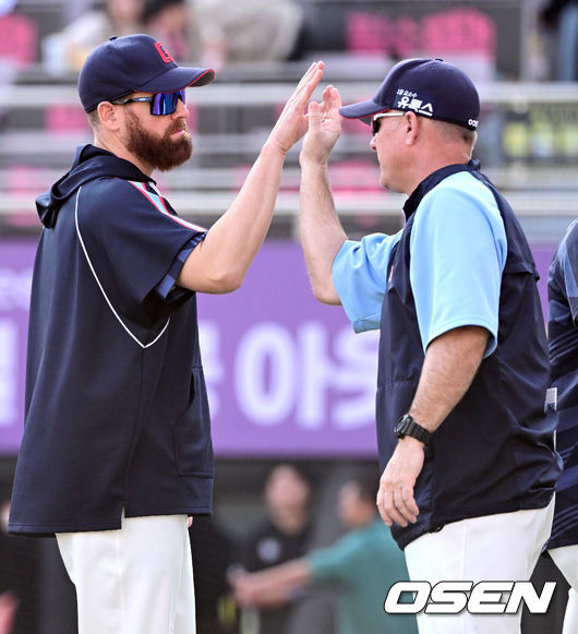 [OSEN=수원, 최규한 기자]경기를 마치고 승리투수 롯데 스트레일리와 서튼 감독이 인사를 나누고 있다. 2023.05.14 / dreamer@osen.co.kr