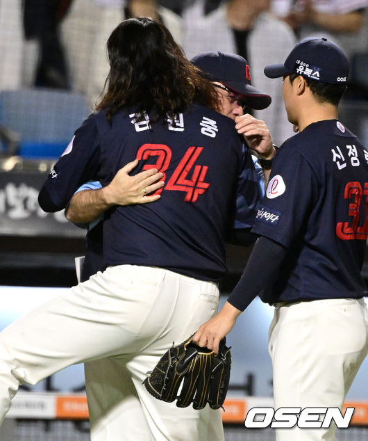 [OSEN=대전, 최규한 기자]경기를 마치고 승리한 롯데 서튼 감독과 김원중이 인사를 나누고 있다. 2023.05.16 / dreamer@osen.co.kr