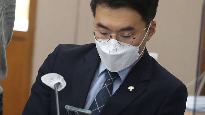 스마트폰 확인하는 김남국 의원