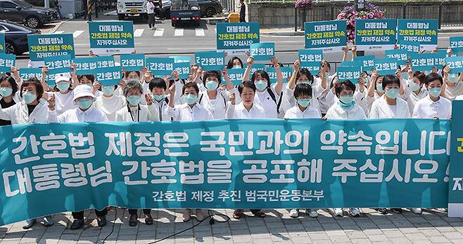 16일 서울 용산구 대통령집무실 앞에서 열린 대한간호협회와 ‘간호법 제정 추진 범국민운동본부’ 주최 간호법 관련 입장 발표 행사에 참석한 김영경 간협 회장 및 참석자들이 구호를 외치고 있다. 최상수 기자