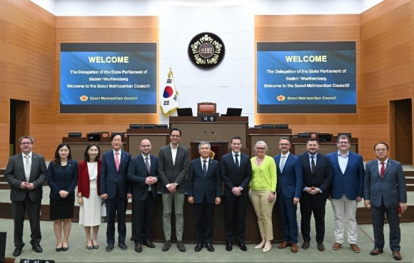 독일 바덴뷰르템베르그 주의회 대표단이 서울시의회를 방문해 기념촬영을 하고 있다.