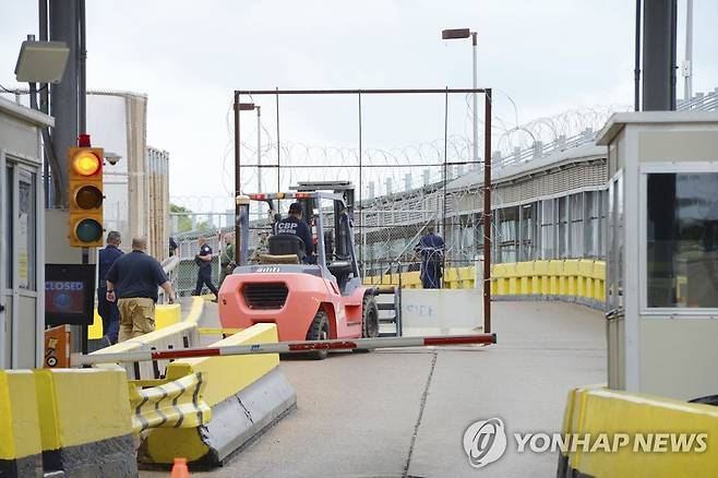 지난 2일(현지시간) 브라운즈빌 국경 다리에서 이민자 대응 준비하는 미 당국 [AP 연합뉴스 자료사진. 브라운즈빌헤럴드 제공. 재판매 및 DB 금지]