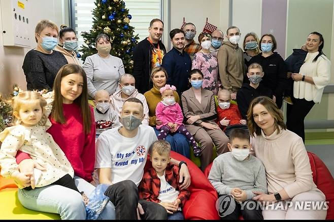 젤렌스카 우크라이나 영부인, 윤 대통령 부부 초청 의사 (서울=연합뉴스) 볼로디미르 젤렌스키 우크라이나 대통령 부인 올레나 젤렌스카 여사는 16일 연합뉴스와 진행한 서면 인터뷰에서 한국을 '회복과 성장의 모델'로 칭하며 윤석열 대통령 부부를 우크라이나로 공식 초청하겠다는 의사를 밝혔다. 사진은 우크라이나 국민과 함께한 올레나 젤렌스카 여사.2023.5.16 [우크라이나 대통령실 제공. 재판매 및 DB 금지] photo@yna.co.kr