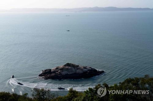 중국 대만포위 훈련에 최전선 열도 순찰하는 대만 군함들     (마쭈열도 AFP=연합뉴스) 차이잉원 대만 총통과 케빈 매카시 미국 하원의장의 회동에 대응해 중국이 전투기와 전함을 동원해 대만을 포위하는 군사훈련에 들어간 지 이틀째인 지난달 9일(현지시간) 대만 수륙양용정찰순찰대 소속 군함 3척이 중국 푸젠성 해안과 가까운 자국의 최전선 마쭈열도를 순찰하고 있다. 차이 총통은 중미 순방 후 귀국길에 지난 5일 경유방식으로 미국을 방문, 캘리포니아주 레이건도서관에서 케빈 매카시 미 하원의장과 회동했다. 이에 중국은 8일 사흘 일정으로 대만 포위 군사훈련에 들어갔다. 2023.05.16
[AFP 연합뉴스 자료사진. 재판매 및 DB 금지]