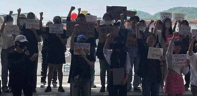 기자회견하는 파주 용주골 여성 종사자와 성노동자해방행동 회원들  [촬영 노승혁]