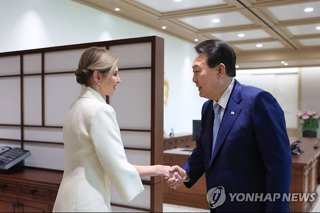 젤렌스카 영부인 만난 윤석열 대통령 (서울=연합뉴스) 진성철 기자 = 윤석열 대통령이 16일 서울 용산 대통령실 청사에서 볼로디미르 젤렌스키 우크라이나 대통령의 부인 올레나 젤렌스카 여사를 접견하며 악수하고 있다. 
    젤렌스카 여사는 젤렌스키 우크라이나 대통령의 특사 자격으로 한국을 찾았다. 2023.5.16 [대통령실 제공. 재판매 및 DB 금지] zjin@yna.co.kr