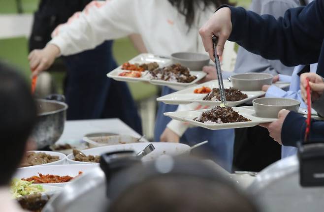 외식물가 상승세가 지속되면서 대학 학생식당이 인기다. 3일 오후 서울 성북구 고려대 학생식당에서 학생들이 점심식사를 위해 식판에 자율배식을 하고 있다. (사진=뉴시스)