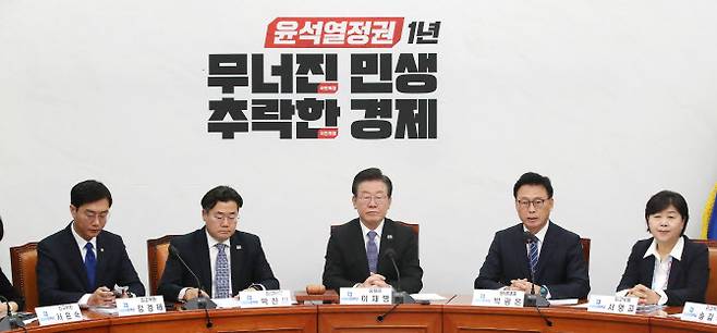 박광온(오른쪽에서 두 번째) 더불어민주당 원내대표가 17일 오전 서울 여의도 국회에서 열린 확대간부회의에서 모두발언을 하고 있다.(사진=뉴스1)