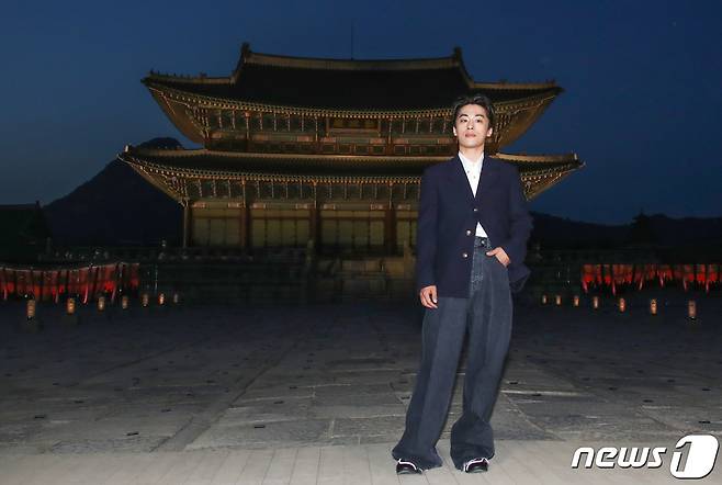 배우 구교환이 16일 서울 종로구 경복궁 근정전 입구에서 진행된 구찌(Gucci)의 2024 크루즈 쇼 포토콜 행사에서 포즈를 취하고 있다. ⓒ News1 권현진 기자