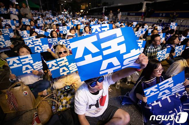 2019년 8월 30일 사법적폐 청산 범국민시민연대 회원들과 시민들이 서울 종로구 옛 일본대사관 앞에서 '조국 수호 사법적폐 청산 촛불문화제'를 열고 조 후보자 임명 및 사법개혁을 촉구하고 있다. ⓒ News1 유승관 기자