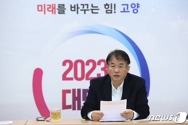 17일 일산동구청 대회의실에서 열린 현장 간부회의에서 이동환 시장이 경기북부특별자치도에 대한 입장을 밝히고 있다. (고양시 제공)