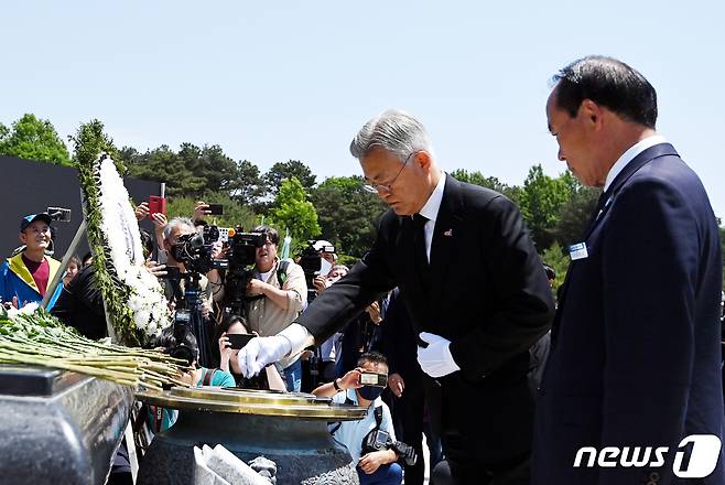 문재인 전 대통령이 17일 오전 광주 북구 운정동 국립 5·18민주묘지에서 분향하고 있다. (공동취재) 2023.5.17/뉴스1 ⓒ News1 황기선 기자