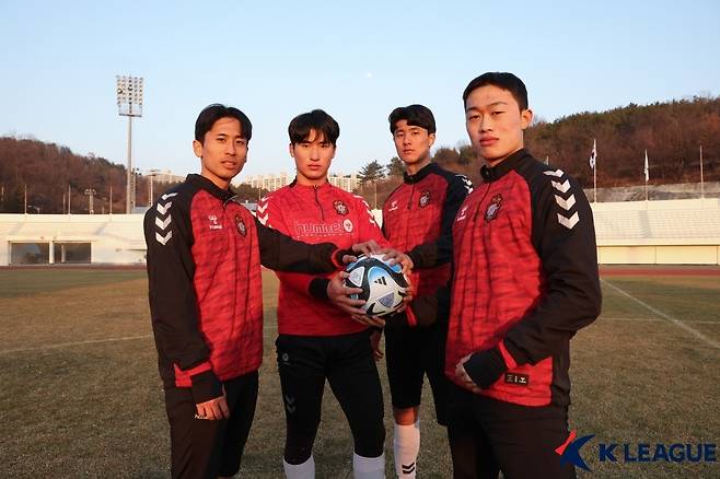 경남FC 유준하(오른쪽 두 번째) (한국프로축구연맹 제공)