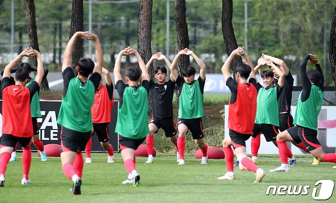 김은중 감독이 이끄는 한국 U20(20세 이하) 대표팀 선수들이 24일 오후 경기도 파주 축구국가대표트레이닝센터(NFC)에서 소집훈련에 임하고 있다. 한국 U20(20세 이하) 대표팀은 오는 5월22일 아르헨티나에서 열리는 2023 FIFA U-20 월드컵에서 조별리그 프랑스와의 경기로 여정을 시작한다. 2023.4.24/뉴스1 ⓒ News1 이승배 기자