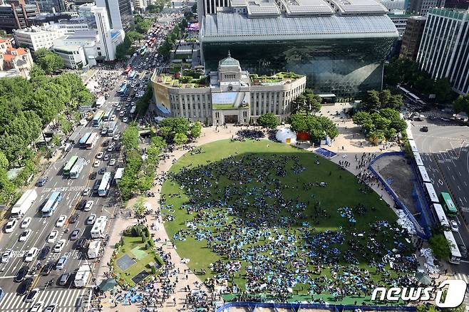 17일 오전 서울 중구 서울시청 일대 세종대로가 민주노총 건설노조 1박2일 집회로 인해 출근시간 극심한 정체를 빚고 있다. 민주노총 건설노조 조합원은 지난 16일부터 서울시청 일대에서 1총파업 집회를 정부의 노조 탄압 중단 등을 촉구하고 있다. 2023.5.17/뉴스1 ⓒ News1 장수영 기자