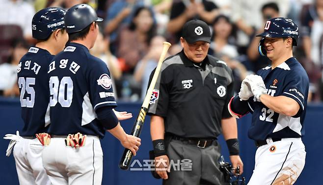 [시리얼포토]투런포 김재환이 가슴에 그린 하트는 누구를 향한 고백