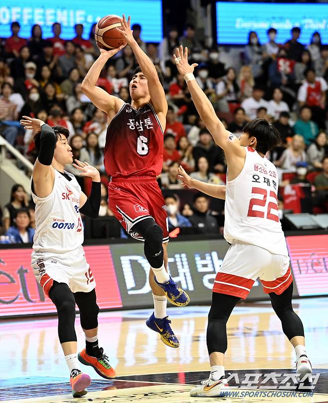 프로농구 챔피언결정전 7차전 안양KGC와 서울SK의 경기가 7일 안양실내체육관에서 열렸다. KGC 박지훈이 SK 최성원, 오재현의 수비를 피해 점프슛을 시도하고 있다. 안양=허상욱 기자wook@sportschosun.com/2023.05.07/