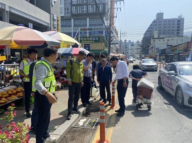 경남 창원특례시 마산합포구청은 마산어시장 환경 개선 합동 점검에 나섰다.