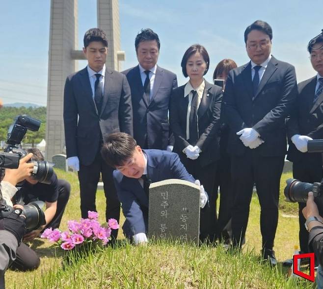 이준석 전 국민의힘 대표가 17일 광주광역시 북구 국립5·18민주묘지에서 천하람 전남 순천갑 당협위원장, 허은아 의원, 김용태 전 최고위원, 김철근 전 당대표 정무실장 등과 함께 참배했다.