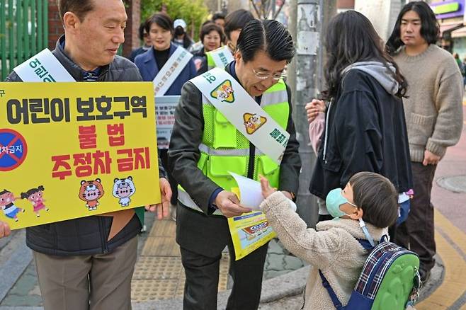 서강석 송파구청장이 지난 3월28일 석촌초등학교 앞에서 
‘어린이 교통안전 캠페인’을 진행하고 있다.