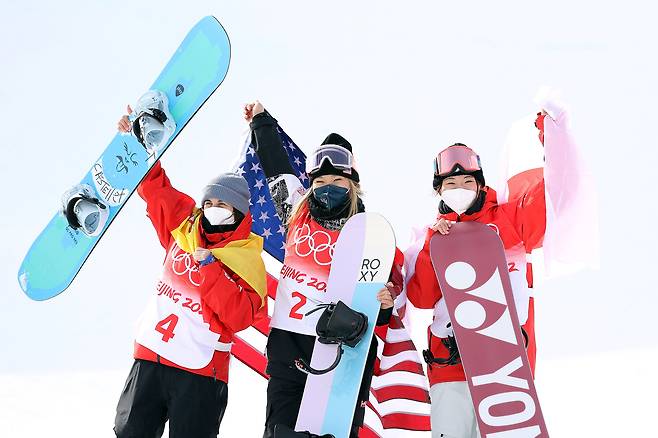 2022년 베이징올림픽 스노보드 여자 하프파이프에서 올림픽 2연패에 성공한 미국의 클로이 김(가운데)이 은메달인 스페인 케랄트 카스텔레(왼쪽), 동메달 일본 도미타 세나와 나란히 서서 포즈를 취하고 있다. /뉴시스