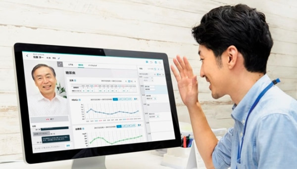 일본의 한 의사가 스마트폰 영상 통화를 활용해 당뇨병 환자를 진료하는 모습 / 일본 비대면 진료 업체 야독